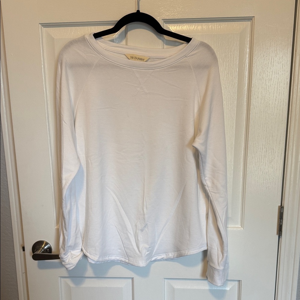 Zissuun Women's Classic White Long Sleeve Tee